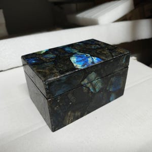 Boîte à bijoux en labradorite | Boîte en pierre | Porte-cartes de tarot | Uniques | Pierre exclusive | Guérison | Objet rare | Critique élogieuse| URNE
