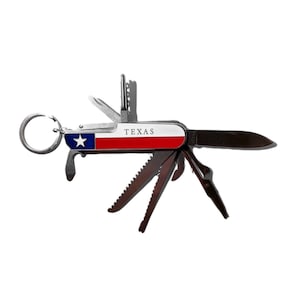 Puede incluir: Un llavero multiherramienta con un diseño de bandera de Texas. La herramienta incluye un cuchillo, un abridor de botellas, un destornillador y una lima.