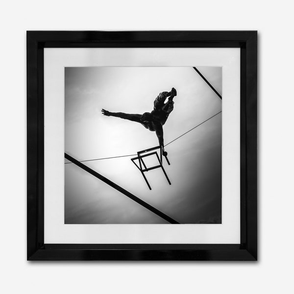 Schwarz-Weiß Bild Akrobat am Stuhl Digital Wandbilder Kunstdruck Fotografie Poster Digital Download Brücke Künstler Jerzy Kędziora