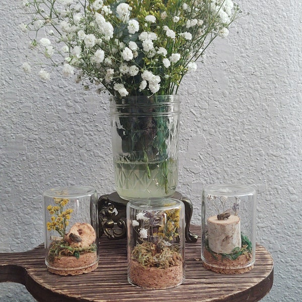 Honey bee display with dried flowers