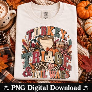 Puede incluir: Una camiseta de color crema con un estampado gráfico que incluye el texto Turkey, Triage & Tail Wags. El diseño muestra un estetoscopio, un portapapeles, una calabaza, una taza de café, huellas de patas y hojas otoñales en tonos naranja.