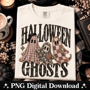 Peut inclure: Un t-shirt couleur crème avec le texte HALLOWEEN GHOSTS dans une police sombre et vieillie. Le motif représente trois fantômes aux motifs variés : un fantôme à carreaux roses avec un nœud noir, un fantôme à fleurs avec un cœur et un fantôme à damier.