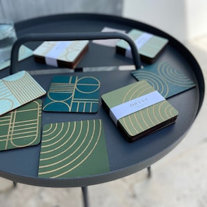 Set de seis posavasos de madera grabada, estampado geométrico y diseño Caqui y Azul