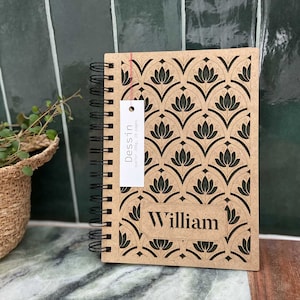 Middelgroot houten notitie- of tekenboek met personalisatie van voornamen