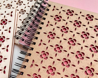 Moyen carnet de note ou de dessin en bois gravé motif fleur de cerisier, fibre de bois