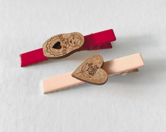 Ensemble de deux Barrettes filles avec décoration en bois, Poupée Russe et coeur