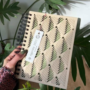 Pretty poplar engraved laser wood 2025 organizer, refillable, Christmas gift,customizable professional desk calendar, planner 1 page per day