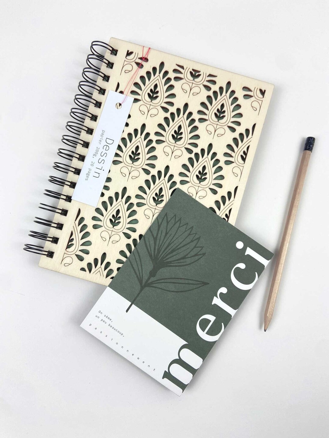 Petit Carnet De Note Ou De Dessin En Bois Gravé Motif