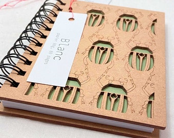 Joli petit carnet de note ou de dessin en bois gravé à motif Scarabée, fibre de bois