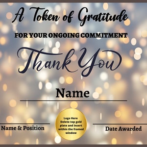 Pode incluir: Um certificado de agradecimento com fundo dourado e uma imagem desfocada de luzes brilhantes. O texto diz "A Token of Gratitude for Your Ongoing Commitment Thank You" com espaço para um nome, nome e cargo, e a data de atribuição.