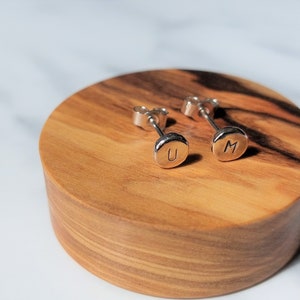 Pendientes de botón con monograma inicial de plata personalizados / Pendientes de botón con letras estampadas a mano / Regalos grabados para ella o él / Regalo de dama de honor