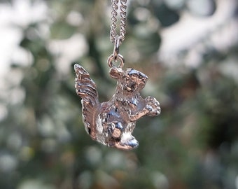 Sterlingzilveren eekhoornketting | Handgemaakte bosdierhangersieraden | Op de natuur geïnspireerd cadeau voor haar