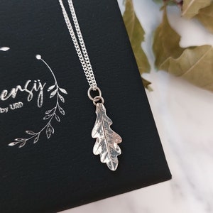 Zilveren eikenbladketting | Kleine zilveren eikenbladhanger | Op de natuur geïnspireerde botanisch zilveren ketting | Jubileumcadeau | Verjaardagscadeau