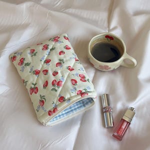 Kindle Pouch, Strawberry Kindle Pouch, Kindle Case with Bow, Cute Kindle Sleeve, Gift for Her, Aesthetic Kindle Case
