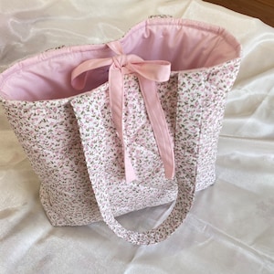 Sac cabas rose à fleurs, sac cabas à ruban, sac cabas esthétique, joli sac cabas, sac cabas coquette, sac de plage