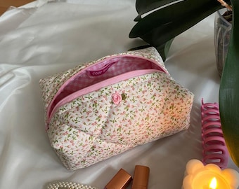 Coquette Bolsa de maquiagem floral rosa - Bolsa de maquiagem rosa - Bolsa de cosméticos estéticos - Bolsa de verão fofa - Organizador de higiene pessoal - Presente para ela - Bolsa com zíper