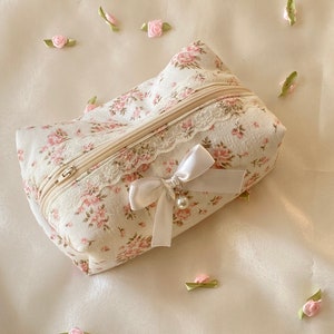 Trousse de maquillage rose à fleurs - Trousse de maquillage rose - Trousse de maquillage esthétique - Sac d'été mignon - Organisateur de toilette - Cadeau pour elle - Pochette zippée