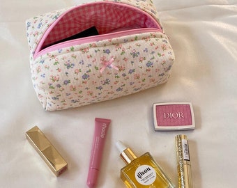Bolsa de maquiagem floral rosa Coquette - Bolsa de maquiagem rosa - Bolsa de cosméticos estética - Bolsa de verão fofa - Organizador de itens de higiene pessoal - Presente para ela - Bolsa com zíper