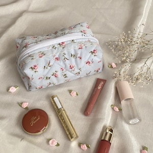 Trousse de maquillage à fleurs Coquette - Trousse de maquillage à fleurs bleues - Trousse de maquillage esthétique - Sac d'été mignon - Organisateur de toilette - Cadeau pour elle - Pochette à fermeture éclair