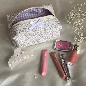 Trousse de maquillage à fleurs lilas avec ruban blanc - Trousse de maquillage mignonne - Trousse de maquillage esthétique - Cadeau pour elle - Organiseur de cosmétiques - Trousse de maquillage avec dentelle