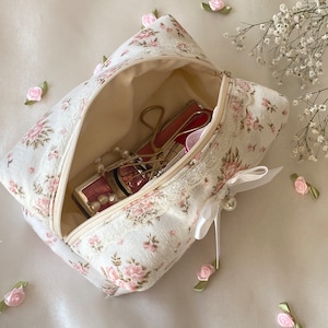 Coquette Borsa per trucco floreale rosa Borsa per trucco rosa Borsa per cosmetici estetica Borsa estiva carina Organizzatore di articoli da toeletta Regalo per lei Custodia con cerniera immagine 5