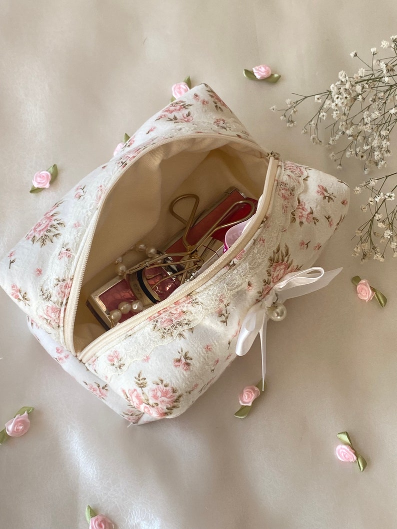 Coquette Borsa per trucco floreale rosa Borsa per trucco rosa Borsa per cosmetici estetica Borsa estiva carina Organizzatore di articoli da toeletta Regalo per lei Custodia con cerniera immagine 5