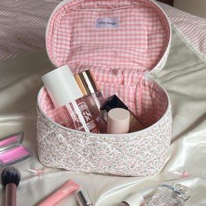 Trousse de toilette à motif floral rose, trousse de toilette esthétique, trousse de voyage, trousse de maquillage, trousse de toilette faite à la main, trousse à cosmétiques pour articles de toilette de voyage