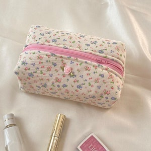 Sac de maquillage floral rose Coquette- Sac de maquillage rose- Sac cosmétique esthétique- Sac d’été mignon- Organisateur de toilette- Cadeau pour elle- Pochette zippée
