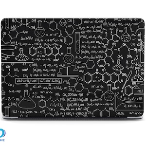 Op de afbeelding: Zwarte laptophoes met een witte wetenschappelijke illustratie van chemische formules, bekers en moleculaire structuren. Het ontwerp lijkt op een schoolbord met handgeschreven vergelijkingen en diagrammen.