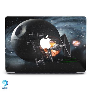 Puede incluir: Una piel para portátil en blanco y negro con temática de Star Wars. La Estrella de la Muerte está en el fondo con un caza TIE atacándola. El logotipo de Apple es visible en el centro del portátil.