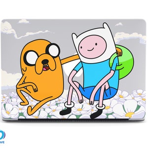 Puede incluir: Una ilustración de dibujos animados de Finn el Humano y Jake el Perro de la serie animada Adventure Time. Finn lleva una camisa azul y un sombrero blanco, mientras que Jake lleva una camisa amarilla. Ambos están sentados en un campo de flores blancas.