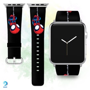 Può includere: Cinturino nero per Apple Watch con un design Spiderman rosso e blu. Il cinturino ha una fibbia argentata ed è compatibile con Apple Watch Series 4 e successive.
