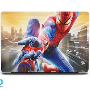Könnte beinhalten: Ein roter und blauer Spiderman-Charakter ist in einer dynamischen Pose zu sehen, der sich durch eine Skyline schwingt. Der Hintergrund ist ein verschwommenes Bild von Gebäuden und einem leuchtend gelben Himmel.