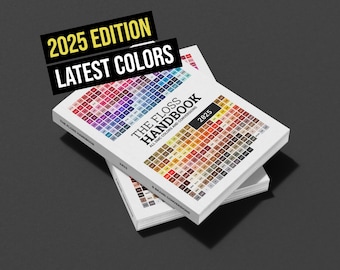 Puede incluir: Primer plano de un libro titulado "The Floss Handbook 2025" con una tabla de colores de hilos de bordar. El libro está apilado encima de otro libro con el mismo título. El texto "2025 Edition Latest Colors" está en un recuadro amarillo sobre el libro.