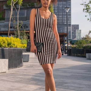 Vertikal gestreiftes, figurbetontes Kleid