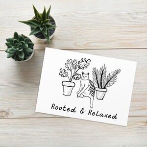 Tarjeta de felicitación de gato divertido – Enraizado y relajado – Tarjeta para amantes de las plantas – Tarjeta minimalista en blanco y negro – Tarjeta botánica de gato – Regalo para mamás amantes de las plantas