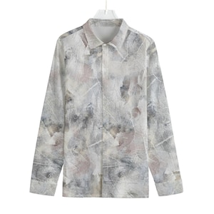 Puede incluir: Una camisa de manga larga con botones y un estampado abstracto gris y blanco. El estampado se asemeja a un patrón de mármol o piedra.