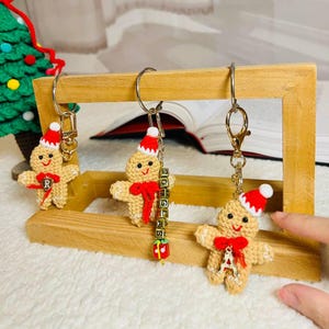 Porte-clés bonhomme en pain d'épice au crochet personnalisé avec boîte | Cadeaux de Noël mari femme petit ami petite amie | breloque personnalisé porte-clés | prénom