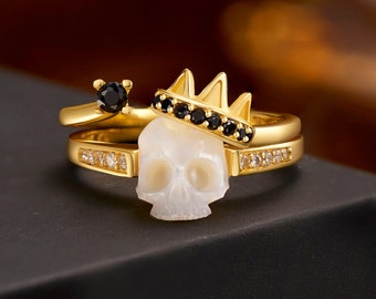 Anillo de calavera con corona torcida - Joyería gótica de plata de ley para ella - Perla grabada - Chapado en oro de 18 k - Regalo de aniversario hecho a mano