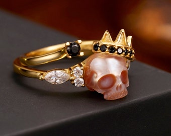 Anello teschio unico con corona storta, perla incisa, argento sterling, stile gotico, anelli di fidanzamento, gioielli fatti a mano, regalo di anniversario per lei