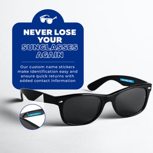 Puede incluir: Gafas de sol negras con una pegatina azul en el brazo que dice "04:2345678". Un cartel azul con texto blanco dice "Nunca pierdas tus gafas de sol de nuevo. Nuestras pegatinas de nombre personalizadas facilitan la identificaci&oacute;n y garantizan devoluciones r&aacute;pidas con informaci&oacute;n de contacto adicional."