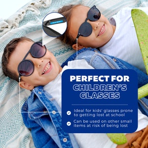 Puede incluir: Dos ni&ntilde;os con gafas de sol, tumbados en una manta estampada. Un rect&aacute;ngulo azul con texto blanco dice "PERFECTO PARA LAS GAFAS DE LOS NI&Ntilde;OS". El texto debajo del rect&aacute;ngulo dice "Ideal para las gafas de los ni&ntilde;os propensas a perderse en la escuela. Se puede usar en otros art&iacute;culos peque&ntilde;os con riesgo de perderse."