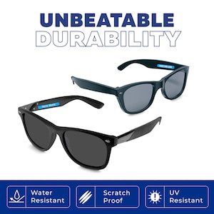 Puede incluir: Dos pares de gafas de sol negras con lentes oscuros. Un par tiene una etiqueta azul con el texto "YOUR NAME" y el otro par tiene una etiqueta azul con el texto "6412 345 678". Las gafas de sol est&aacute;n sobre un fondo blanco con el texto "UNBEATABLE DURABILITY" encima. Debajo de las gafas de sol hay tres iconos que representan resistente al agua, resistente a los ara&ntilde;azos y resistente a los rayos UV.