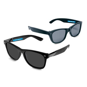 Puede incluir: Dos pares de gafas de sol negras con lentes oscuros. Un par tiene el texto "YOUR NAME" en el brazo y el otro par tiene el texto "042 345 678" en el brazo.