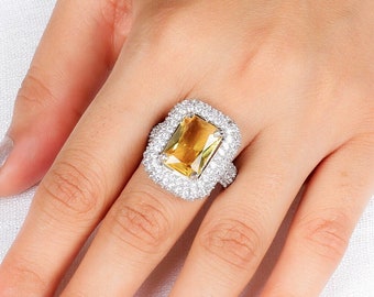 Bague en diamant jaune Bague jaune canari Bague surdimensionnée en diamant américain Bague pavée de halo Grande bague taille émeraude Bague de cocktail en pierre jaune CZ