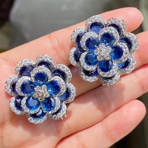 Boucles d'oreilles saphir LUXE, grande fleur bleue, clous d'oreilles tendance, grande fleur de saphir Cz CRÉATEUR, cadeau de mariage floral en saphir bleu royal