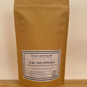 Może przedstawiać: Brązowa papierowa torebka z Pure NMN Powder firmy Potley's Apothecary. Etykieta wskazuje, że produkt to Nikotynamid Mononukleotyd 99% i zawiera sugerowaną dawkę. Torebka jest zamknięta i stoi pionowo.