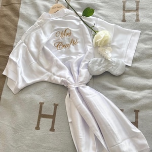 パーソナライズされたサテンの花嫁ローブ：刺繍入りウェディングドレス