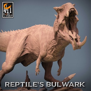 Puede incluir: Un modelo impreso en 3D detallado de una criatura reptiliana con una gran boca, dientes afilados y un cuerno en el hocico. El modelo está pintado en color marrón claro y está en posición de pie con la boca abierta. El texto "REPTILE'S BULWARK" está impreso debajo del modelo.