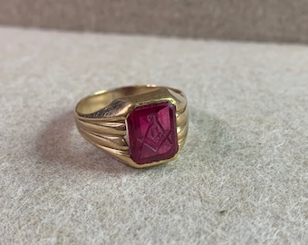 Vintage Freemason 10K Gold Etched Garnet Ring